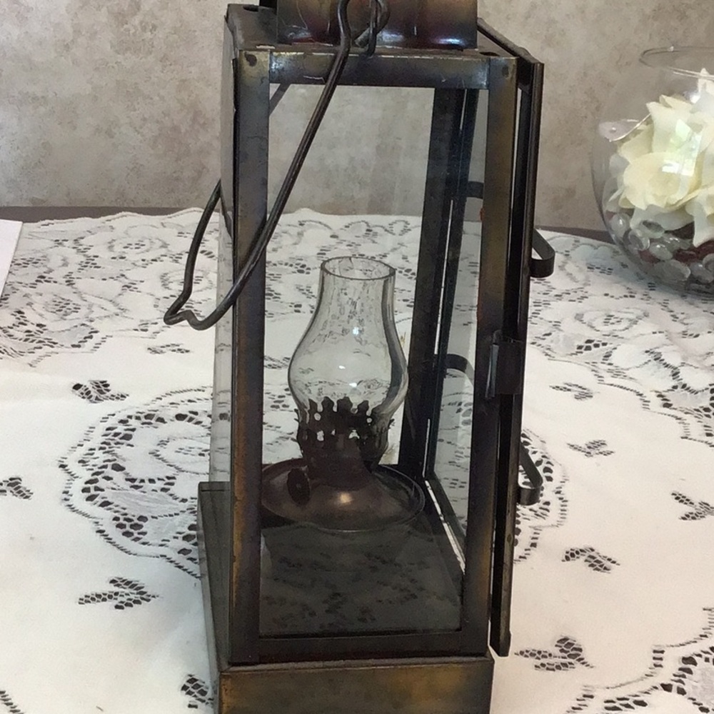 Antique Real Metal Kerosene/Oil Lantern with Handle. Beautiful details. - Picture 4 of 10